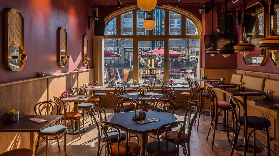 Patrick van Aller opent Bar Bea in Den Haag: een modern bruin café